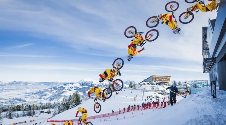 [Vídeo] Fabio Wibmer percorre a lendária pista de esqui de Kitzbühel em 'The Streif'